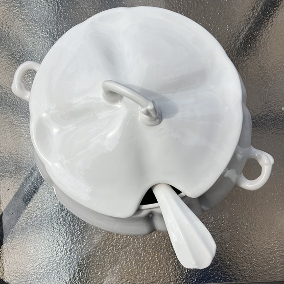 California Pottery USA H16 White Porcelain Pumkin Soup Tureen w. Lid & Laddle - Picture 3 of 17